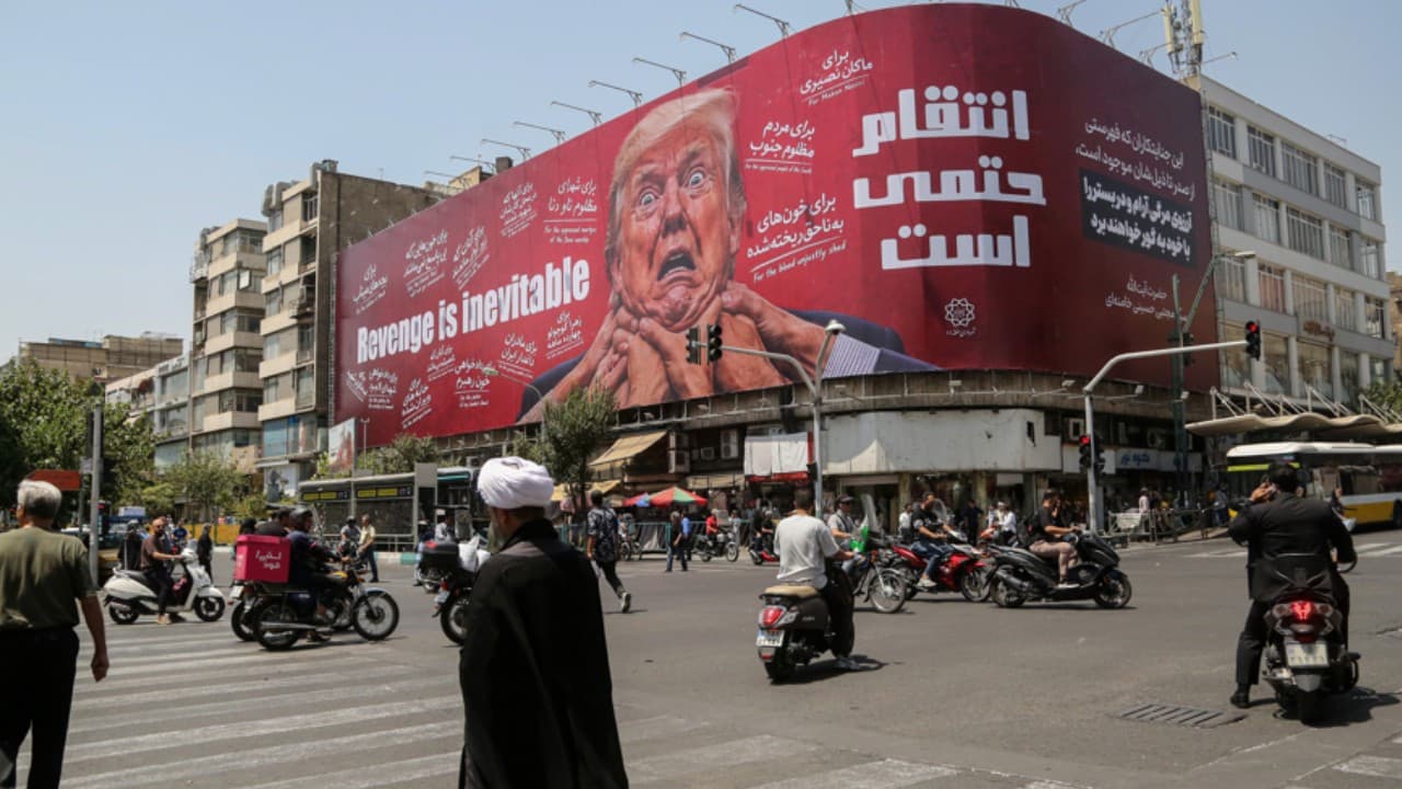 Tahran'da Trump'ı hedef alan afişte 'İntikam kaçınılmaz' mesajı