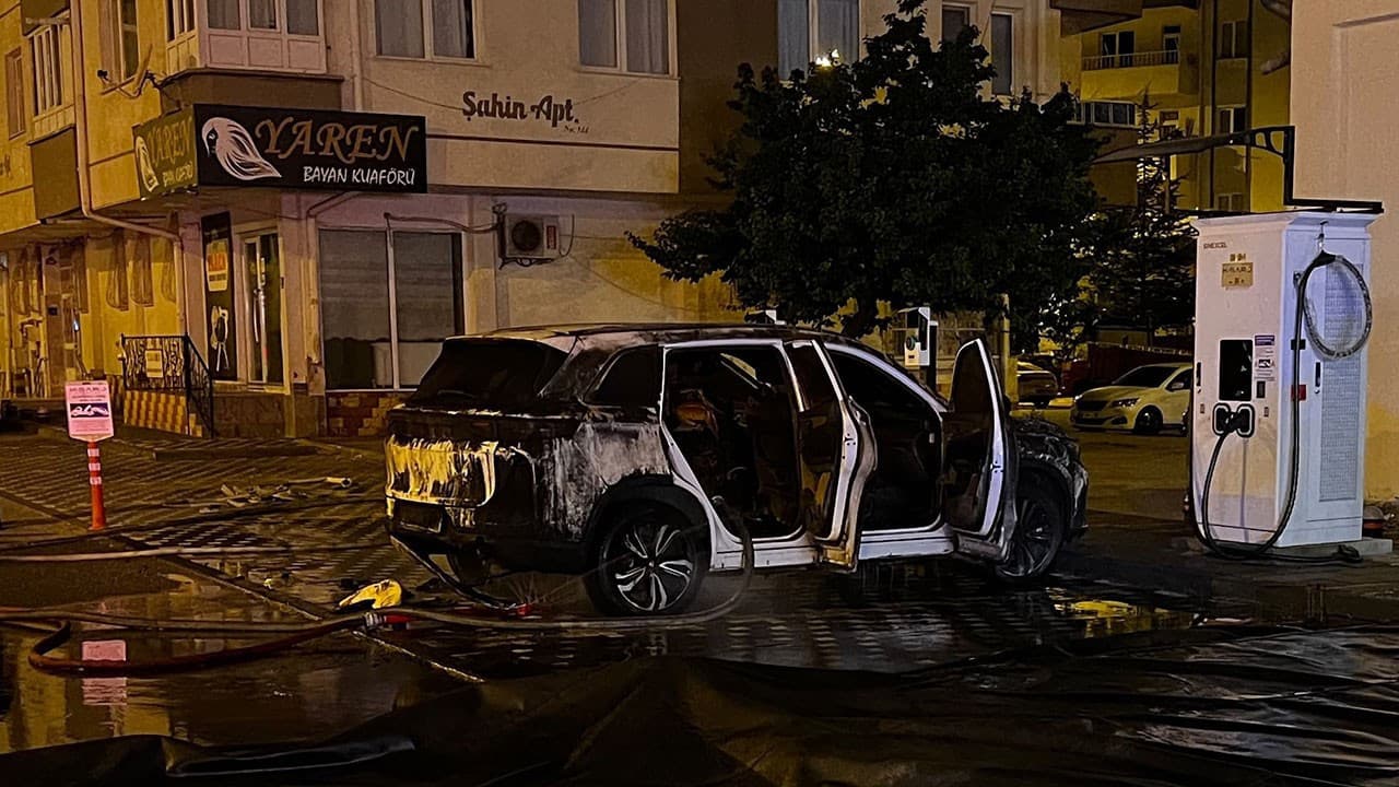 Kayseri'de şarj istasyonunda elektrikli otomobil yandı