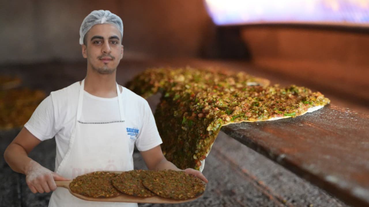 Gaziantep'te fırın ustaları günde 800-900 lahmacun pişiriyor