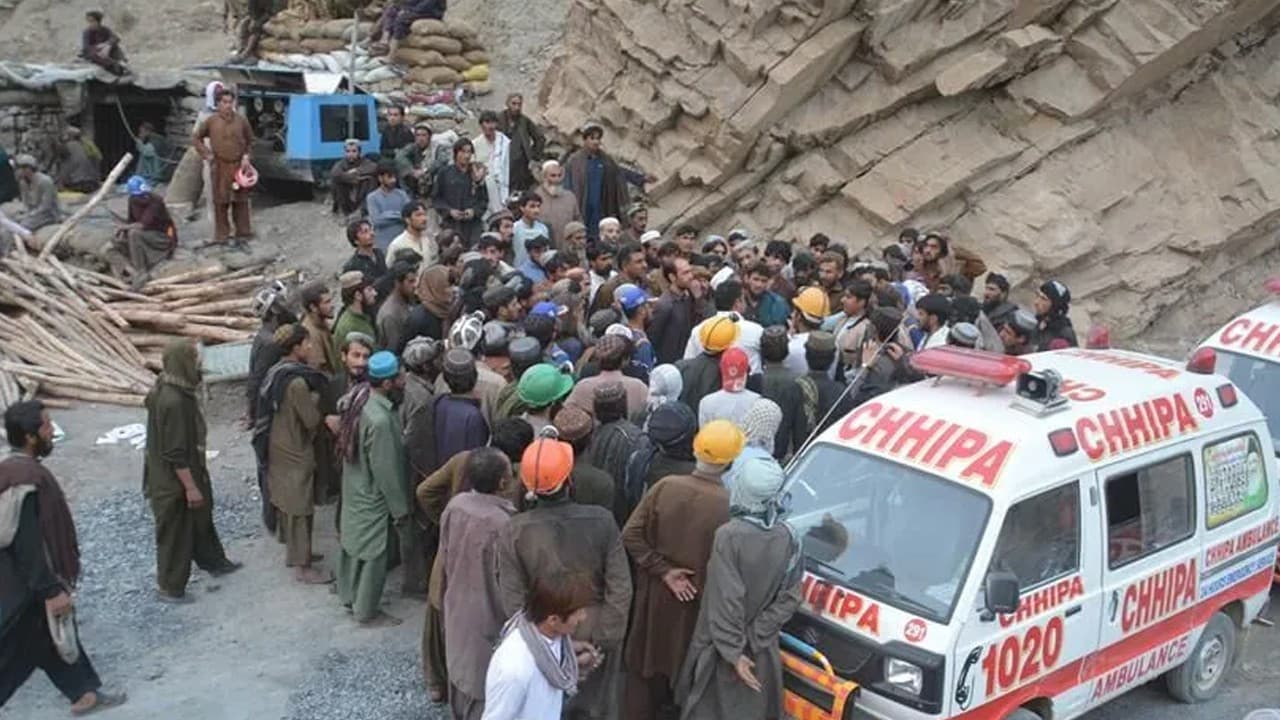 Pakistan'da maden çökmesi: 42 işçi mahsur, 6 madenci hayatını kaybetti