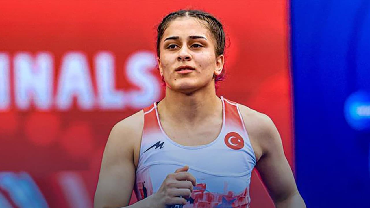 Özdenur Özmez, 17 Yaş Altı Dünya Güreş Şampiyonu Oldu