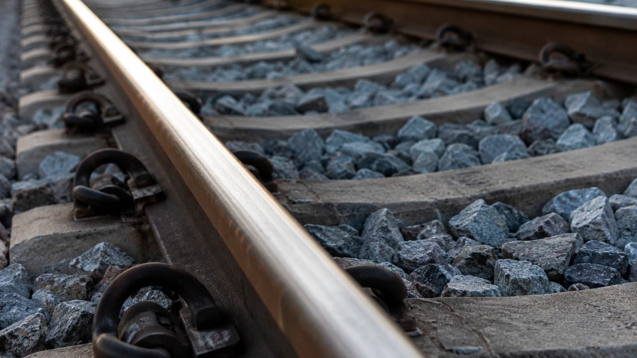 Aşırı sıcaklar tren seferlerini etkiledi, bazı seferler iptal edildi