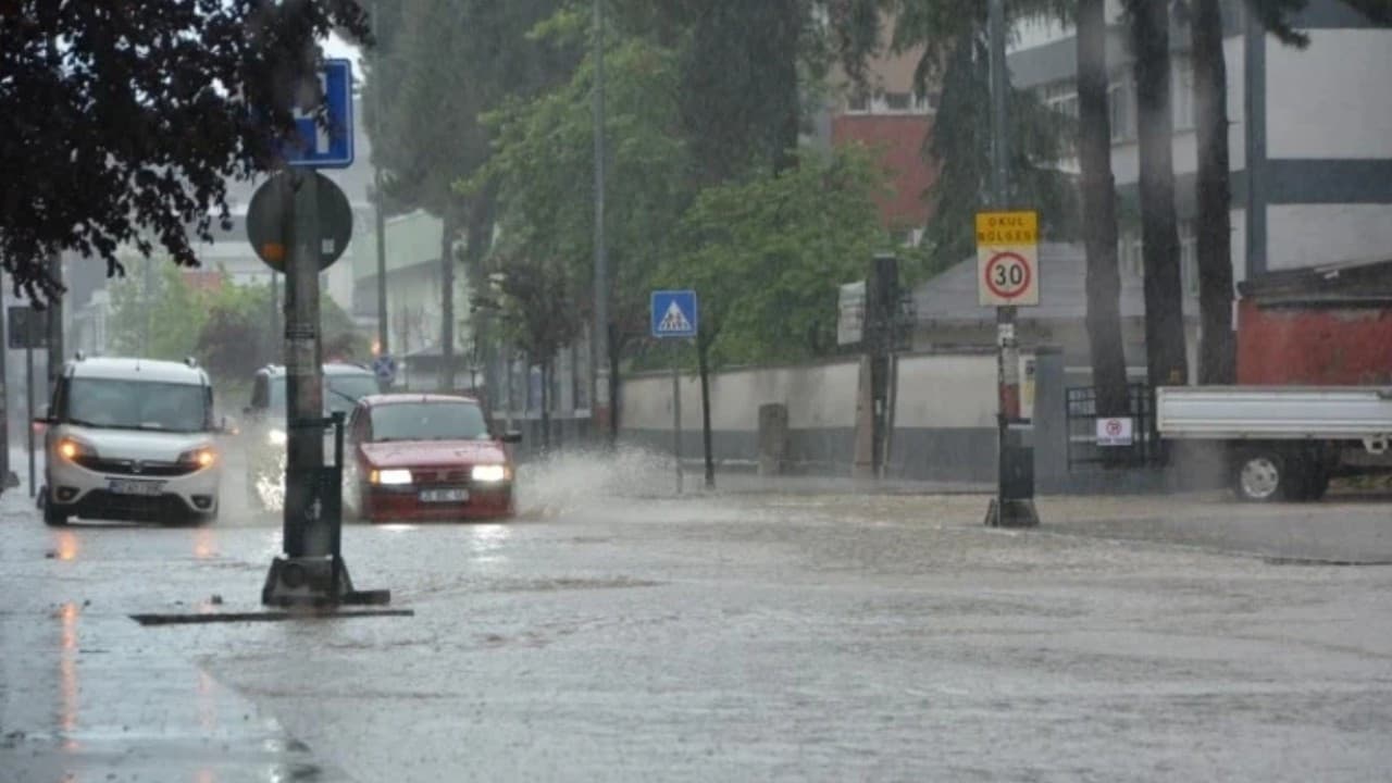 Meteoroloji'den sağanak yağış ve su baskını uyarısı