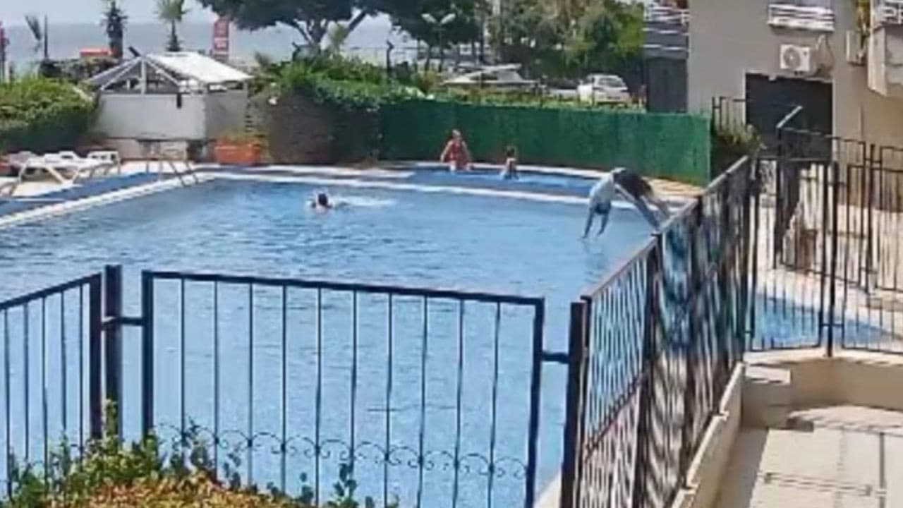 Havuzda boğulma tehlikesi: Görevli zamanında müdahale etti