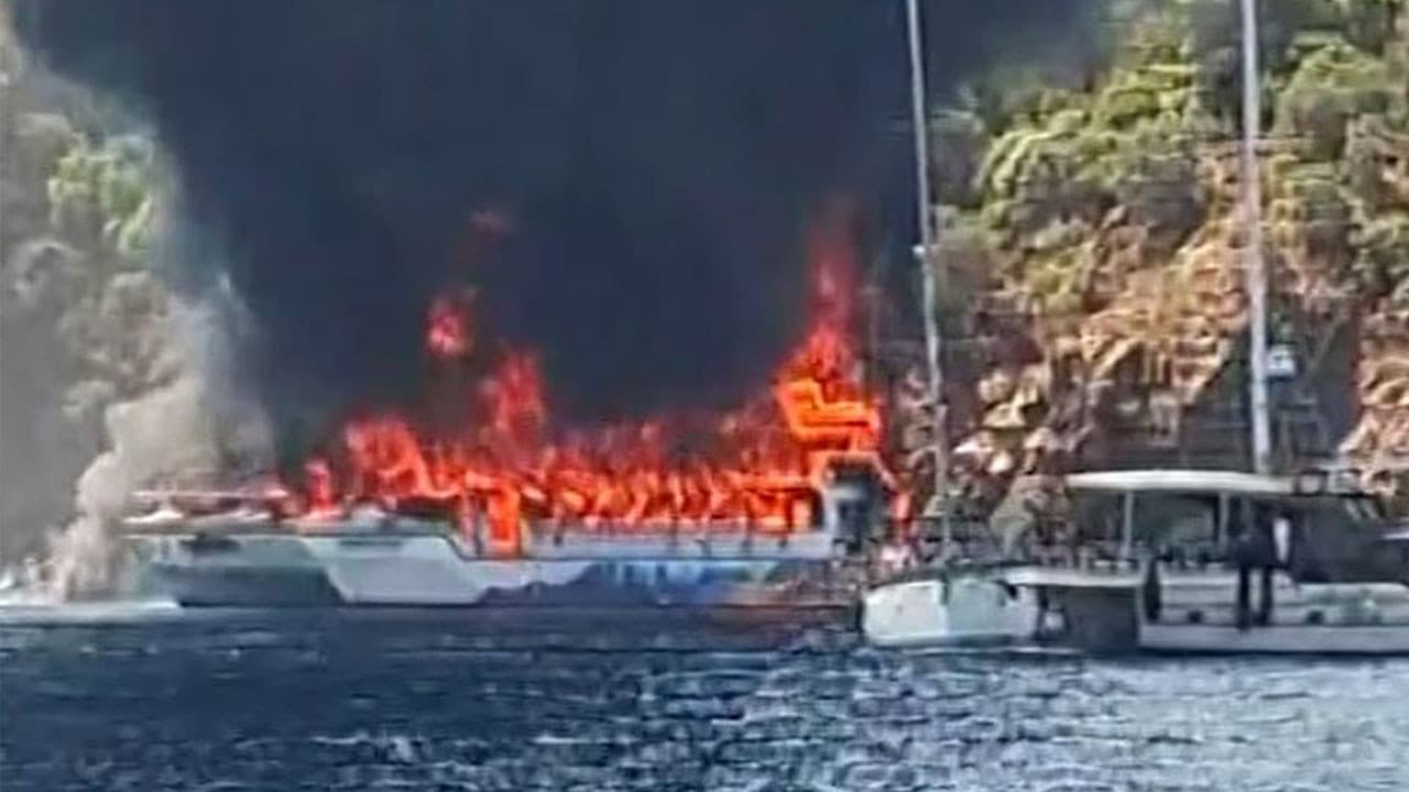Fethiye'de gezi teknesinde yangın: 115 kişi denize atladı