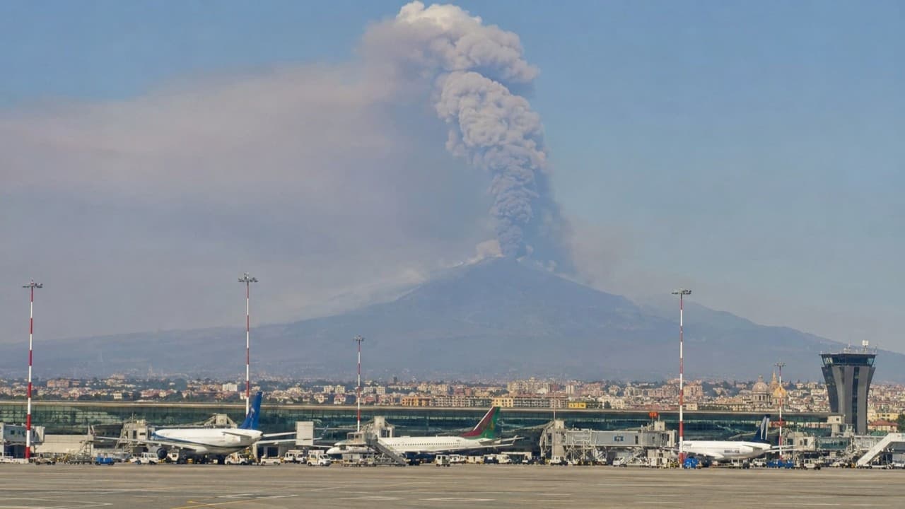 Etna'nın püskürmesi Sicilya'daki tatil uçuşlarını etkiledi