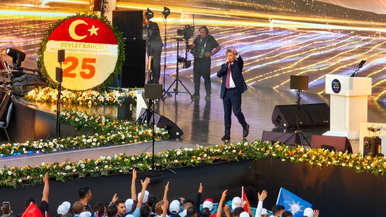 Bahçeli, AK Parti'nin 25. yıl dönümüne çelenk gönderdi