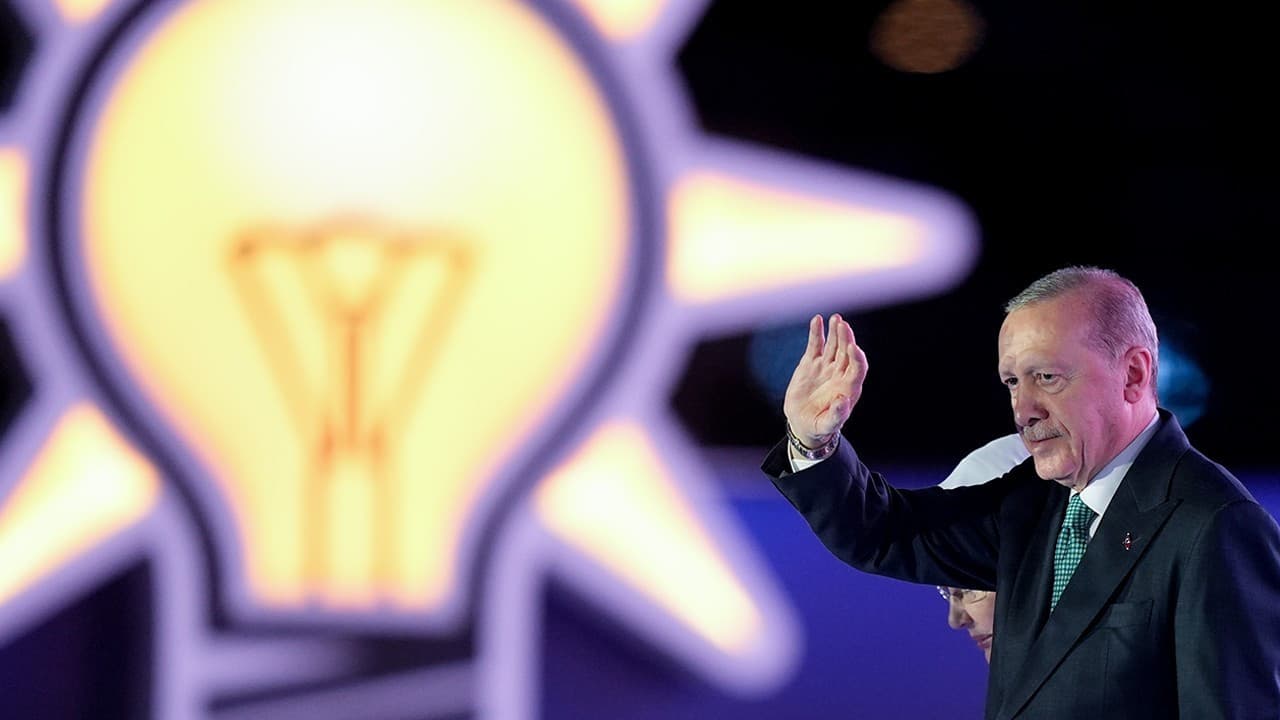 Üç milletvekili AK Parti'ye katıldı, rozetlerini Erdoğan taktı