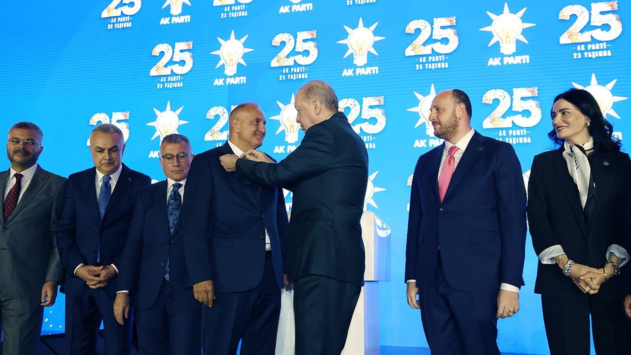 4 belediye başkanı ve 3 milletvekili AK Parti'ye katıldı