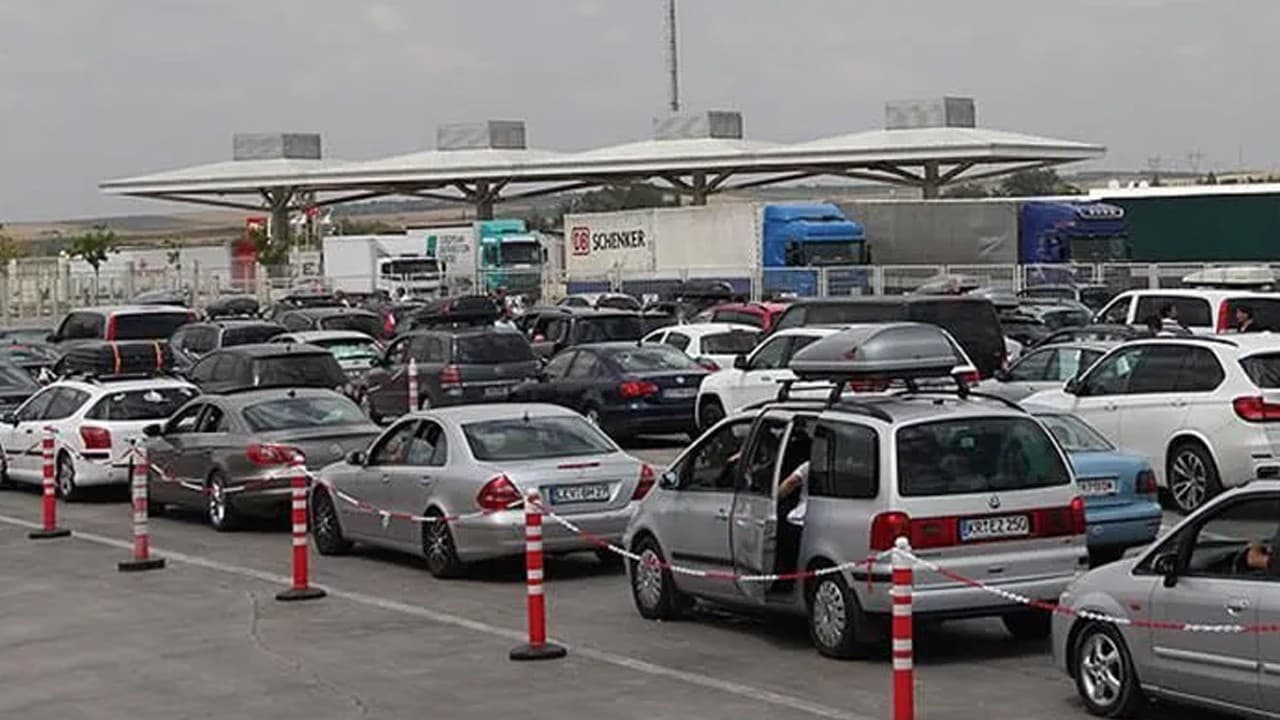 Bulgaristan sınır kapılarında araç trafiği yoğunlaştı