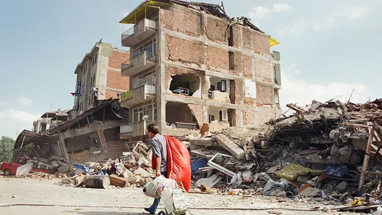 Marmara Depremi'nde hayatını kaybedenler Kocaeli'de anıldı