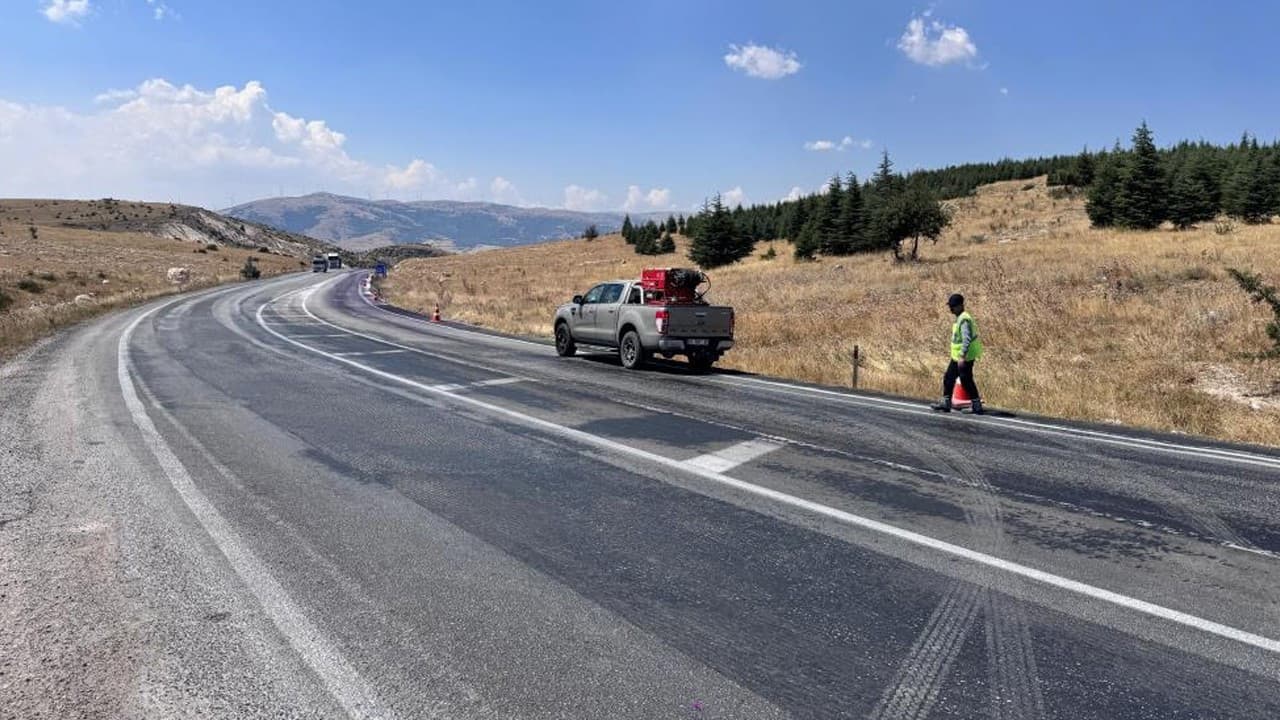 Dinar-Çay karayolunda araçlar mor renge boyandı