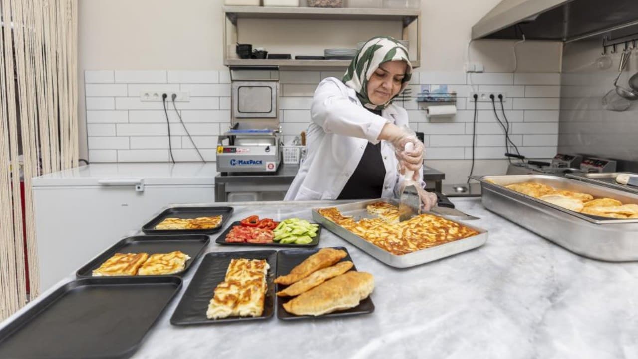 Evde mantı yaparak kendi işini kurdu