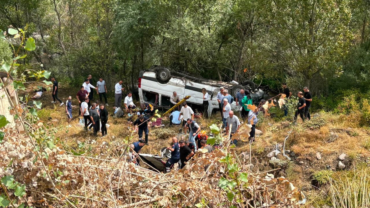 Sivas'ta yolcu minibüsü devrildi: 4 ölü, 10 yaralı