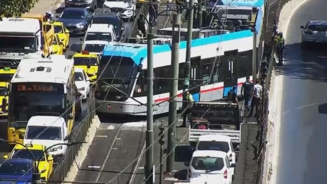 İstanbul'da tramvay raydan çıktı, ekipler sevk edildi