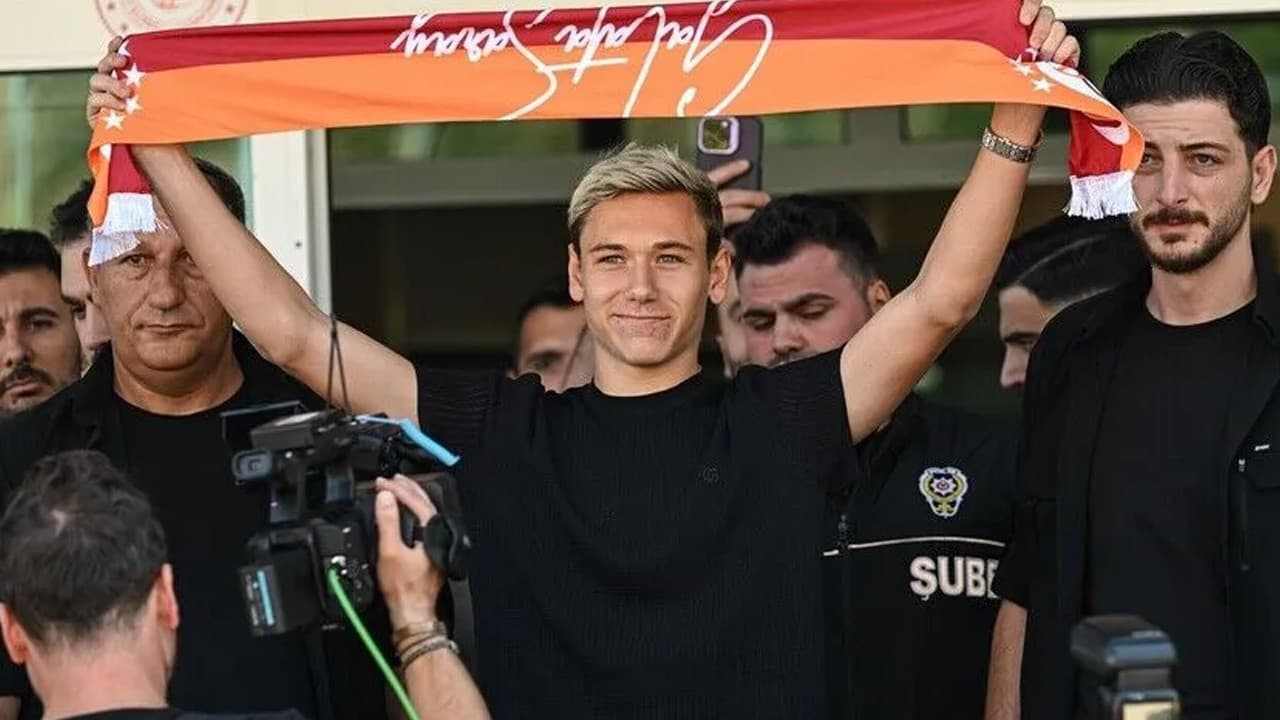 Galatasaray, Aleksey Batrakov ile 5 yıllık sözleşme imzaladı