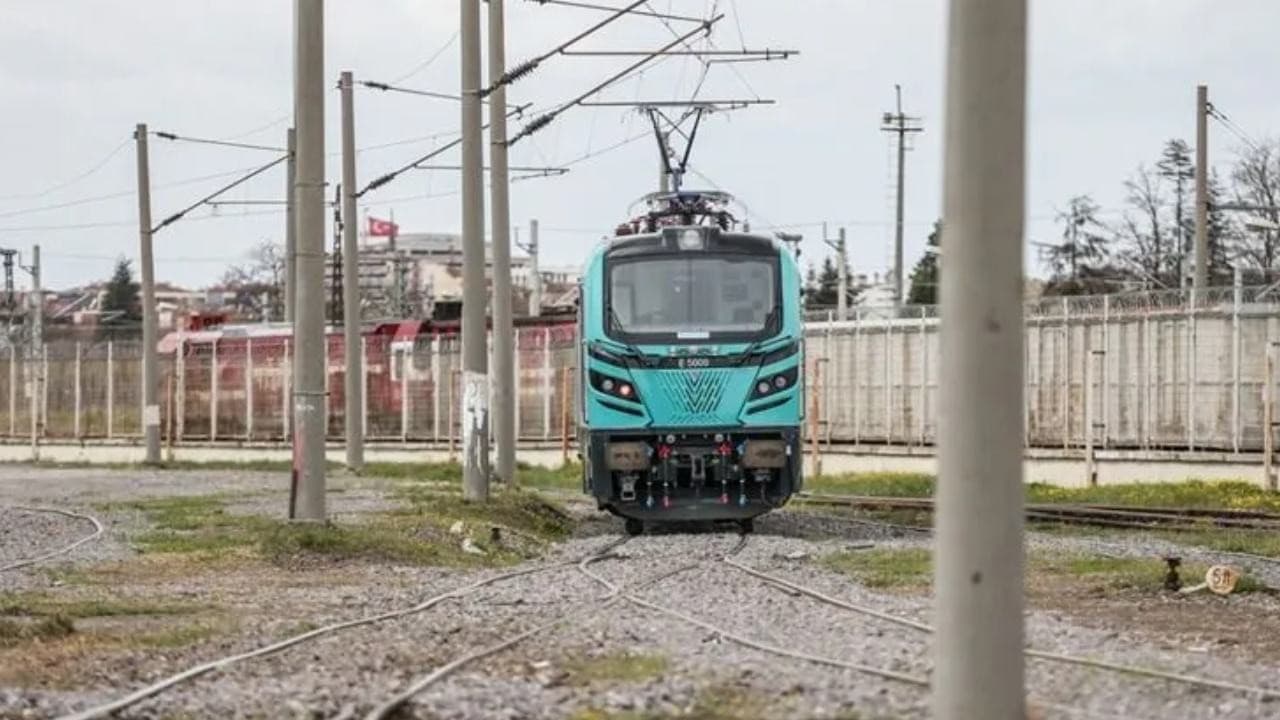 Türkiye'nin yerli lokomotifi E5000, Avrupa'dan onay aldı