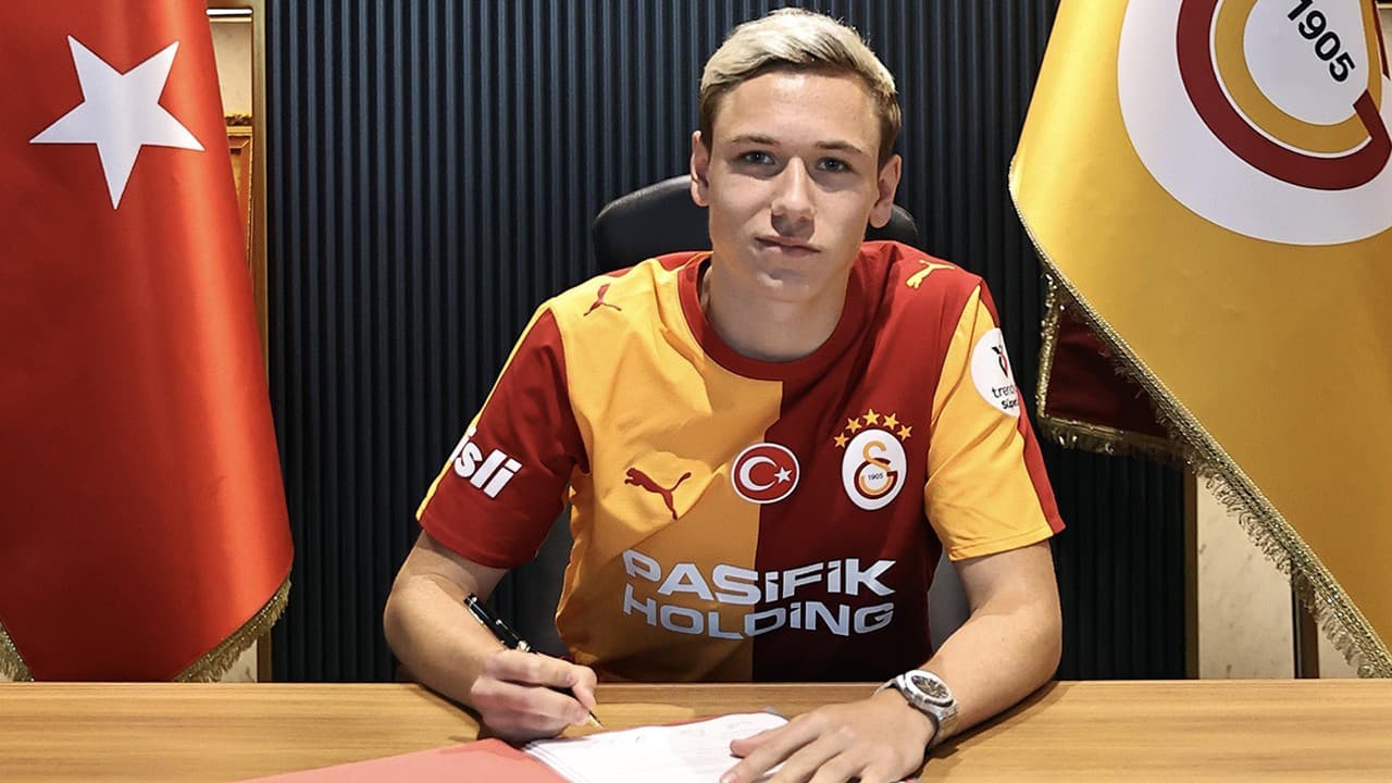 Galatasaray, Aleksey Batrakov ile 5 yıllık sözleşme imzaladı