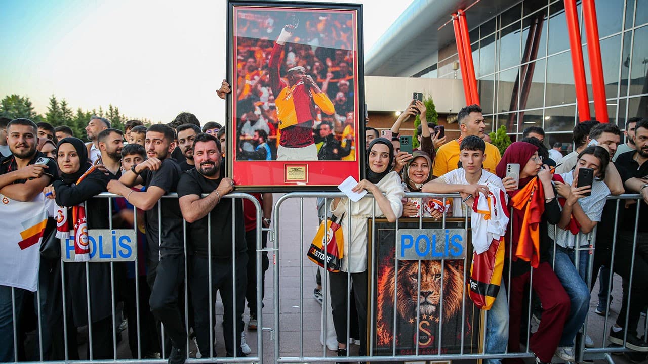 135 bin boncukla Osimhen'e özel tablo hazırlandı