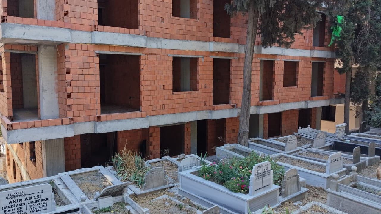 Mezarlığa komşu yeni daireler dikkat çekiyor