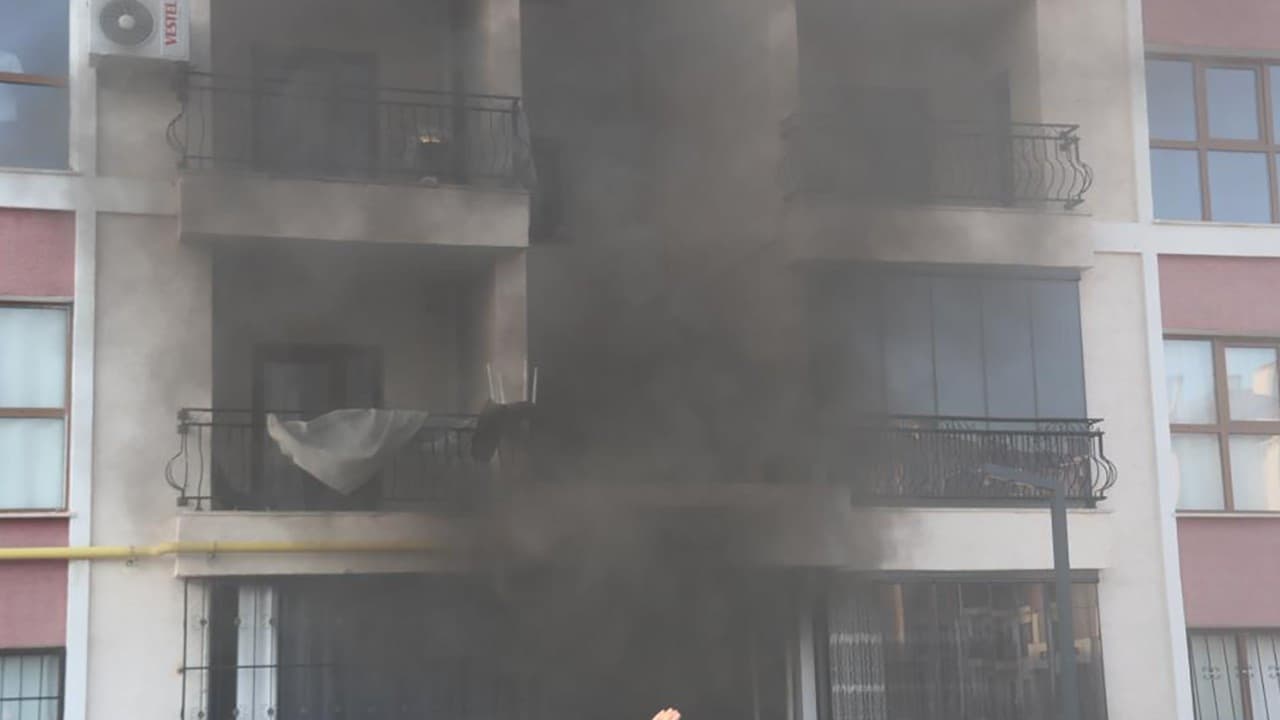 Elazığ'da 6 katlı binada yangın: 12 kişi dumandan etkilendi