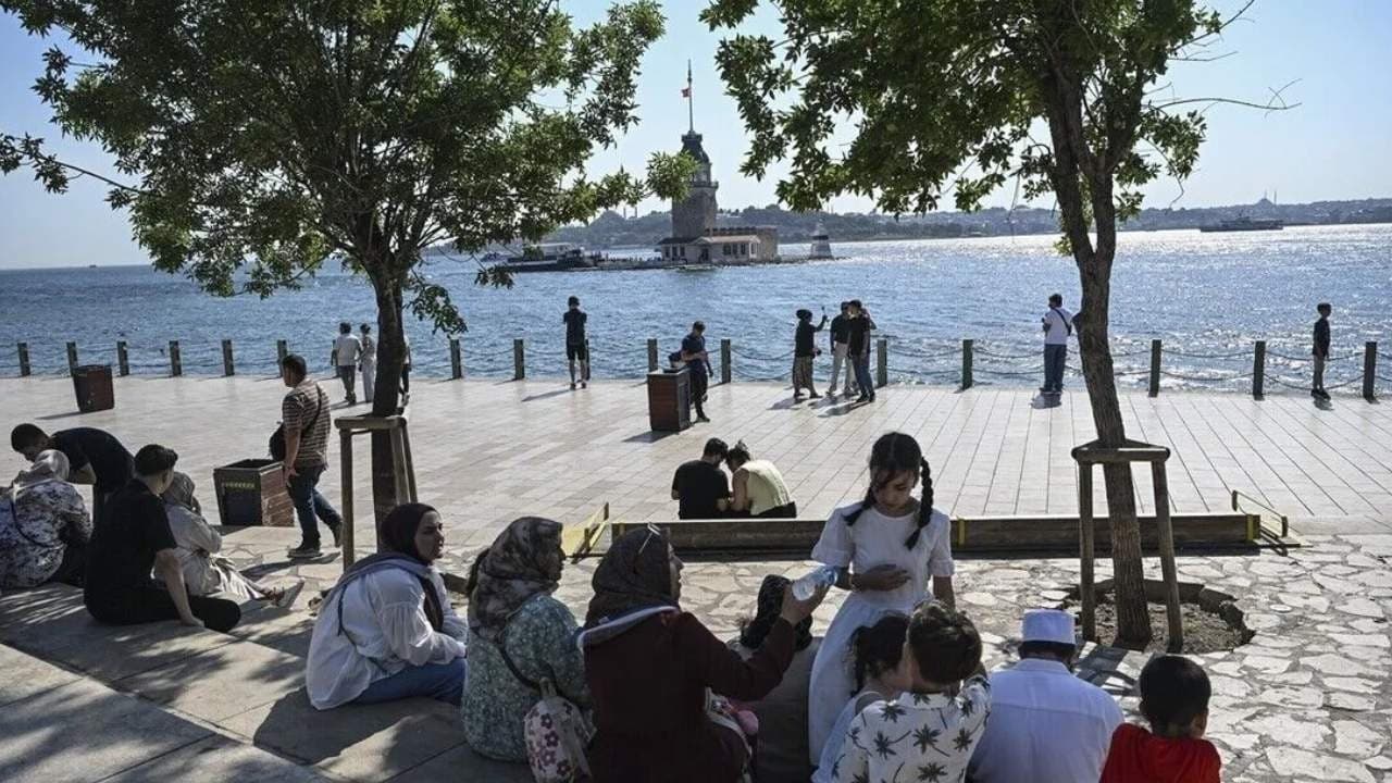 İstanbul'da sıcak hava nedeniyle sahillere yoğun ilgi