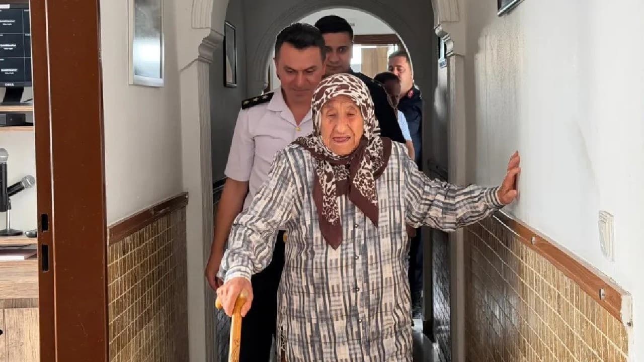 Simit satarak kazandıkları evi jandarmaya bağışladılar