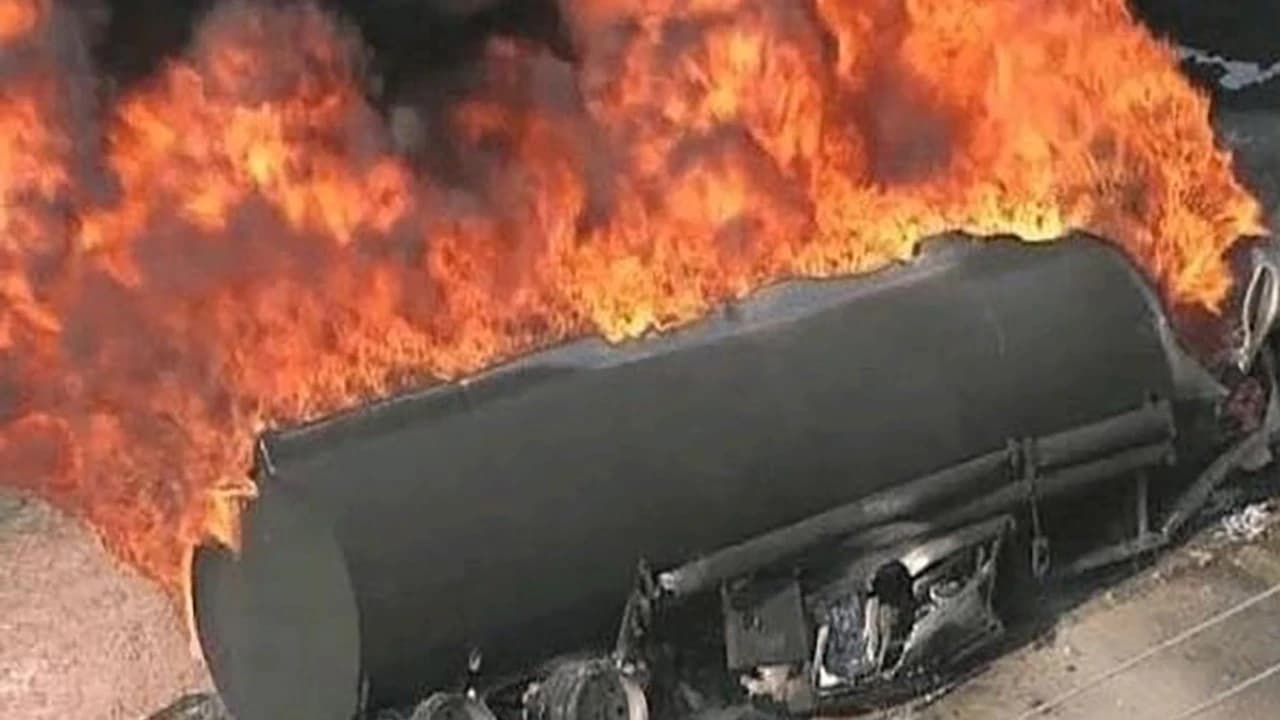 İran'da yakıt tankeri patladı, 11 kişi yaşamını yitirdi