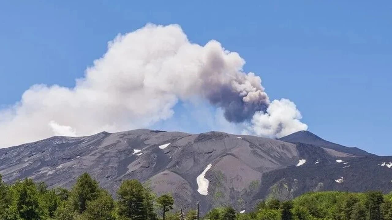 Etna Yanardağı'nın kül püskürmesi hava ulaşımını etkiledi