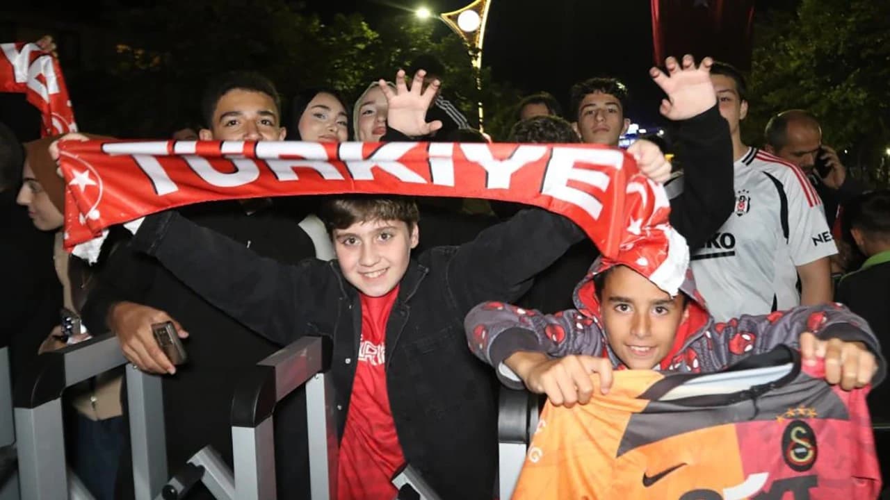 A Milli Takım, otel önünde taraftarlarla buluştu