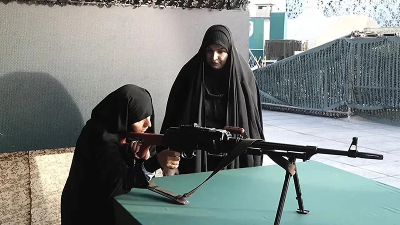 İran'da sivillere silah ve hava savunma eğitimi veriliyor