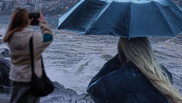İstanbul dahil 24 ilde alarm! Kuvvetli fırtına geliyor: 3 bölgede sağanak yağış etkili olacak | Hava sıcaklığı bir anda değişecek: Meteoroloji il il uyardı