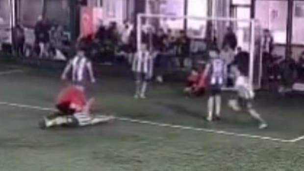 Halı sahada korku dolu anlar! Dili boğazına kaçtı, hakem kurtardı