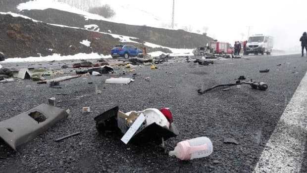 6 aylık bebek hayata tutunamadı… Feci kazada ölü sayısı 3’e çıktı