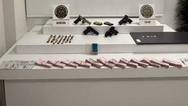 Maltepe'de bir eve uyuşturucu operasyonu: Manyetik kartlı gizli bölmede yüklü miktarda para ve silah çıktı