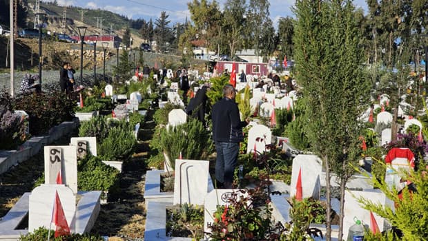Hatay'daki deprem şehitliğinde hüzünlü bayram ziyareti! 'Her sene önceki seneden daha acı'