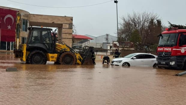 Sağanak yağış Güneydoğu'yu vurdu: Yollar sokaklar sel altında kaldı!