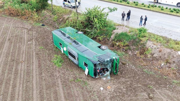 Çanakkale'de otobüs devrildi, 46 kişi yaralandı