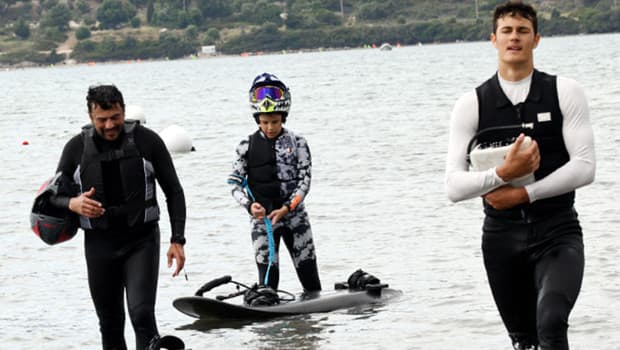 Emre Altuğ ve çocukları Çeşme'de tatil yapıyor