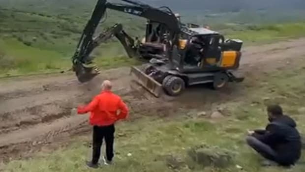 Köy yoluna giren sürücüler çamura saplandı