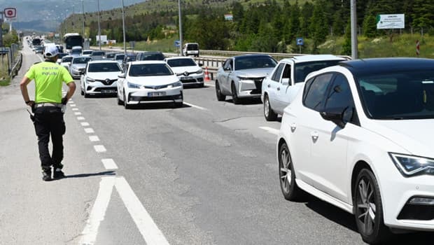 Kırıkkale'deki Kilit Kavşak'ta Kurban Bayramı arifesinde trafik yoğunluğu artıyor