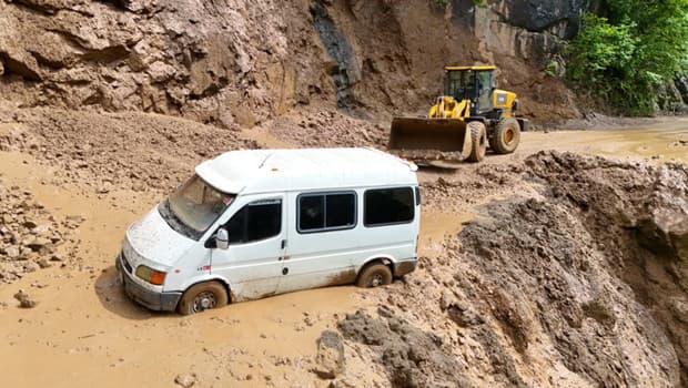 Trabzon'da heyelan: Minibüsteki 3 kişi son anda kurtuldu