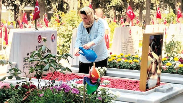 Şehitliklerde Kurban Bayramı'nda hüzün hakim