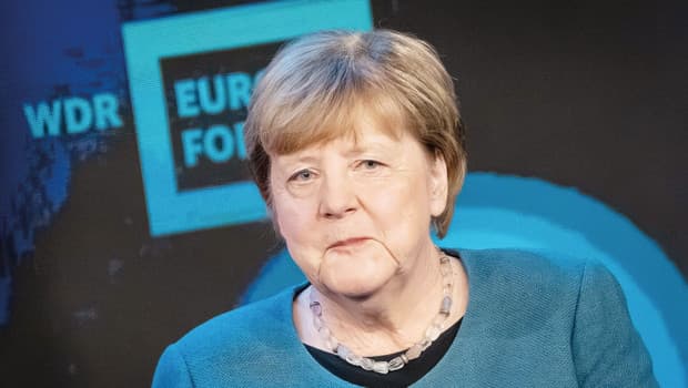 Merkel, Ukrayna'daki savaşın 10 yıl daha sürebileceğini öngördü