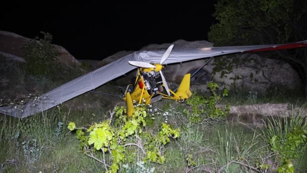 Kapadokya'da microlight hava aracı motor arızası nedeniyle zorunlu iniş yaptı, 2 yaralı