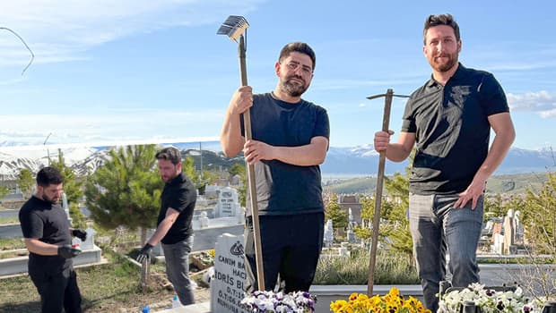 Peyzaj mimarı mezun mezar bakıcılığı yapıyor