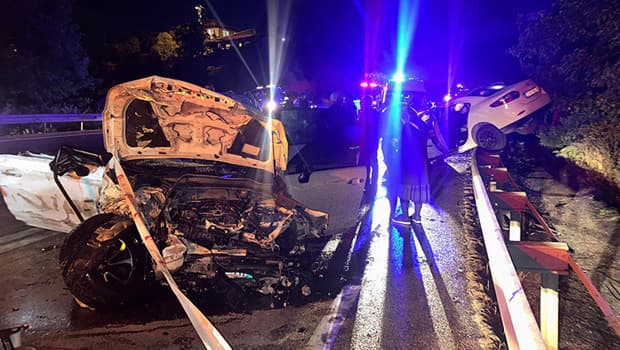 Burdur'da 4 aracın karıştığı kazada 4 ölü, 11 yaralı