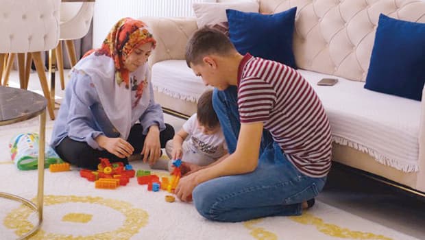 Bakan Kurum, depremzedelerin yeni evlerinde bayram sevincini paylaştı