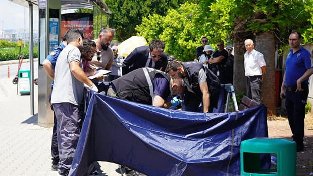 Adliyeden çıkan vatandaş otobüs durağında ölü bulundu