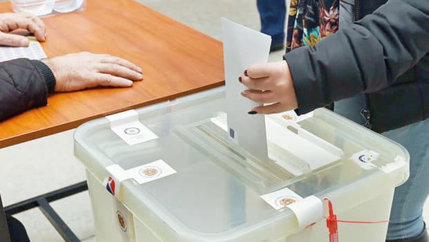 Anketler Paşinyan diyor... Ermenistan’da kritik seçim